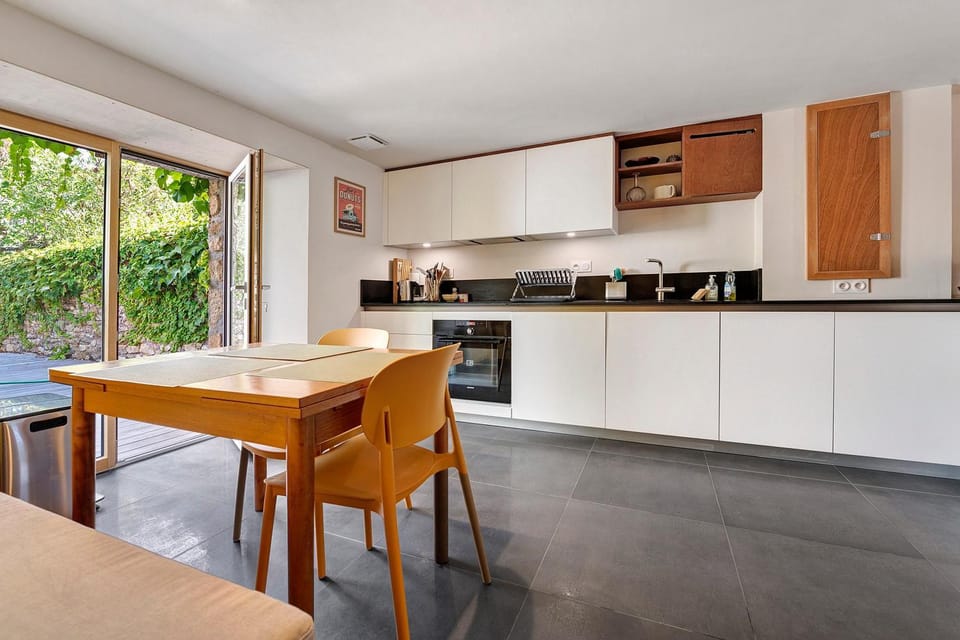 Property building, Kitchen or kitchenette, Living room