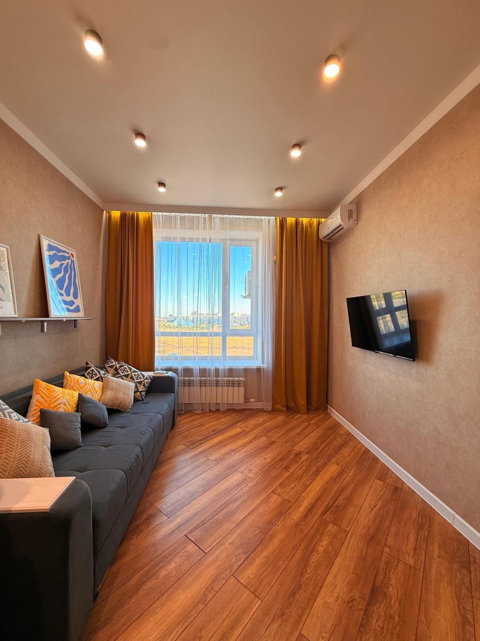 Bed, TV and multimedia, Living room, Photo of the whole room, Seating area, Bedroom, air conditioner