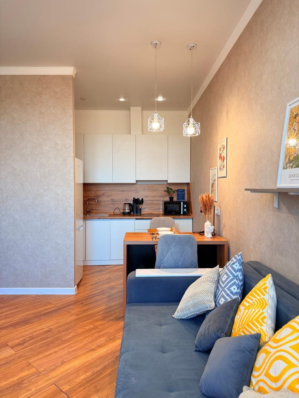 Living room, Dining area, stove, toaster