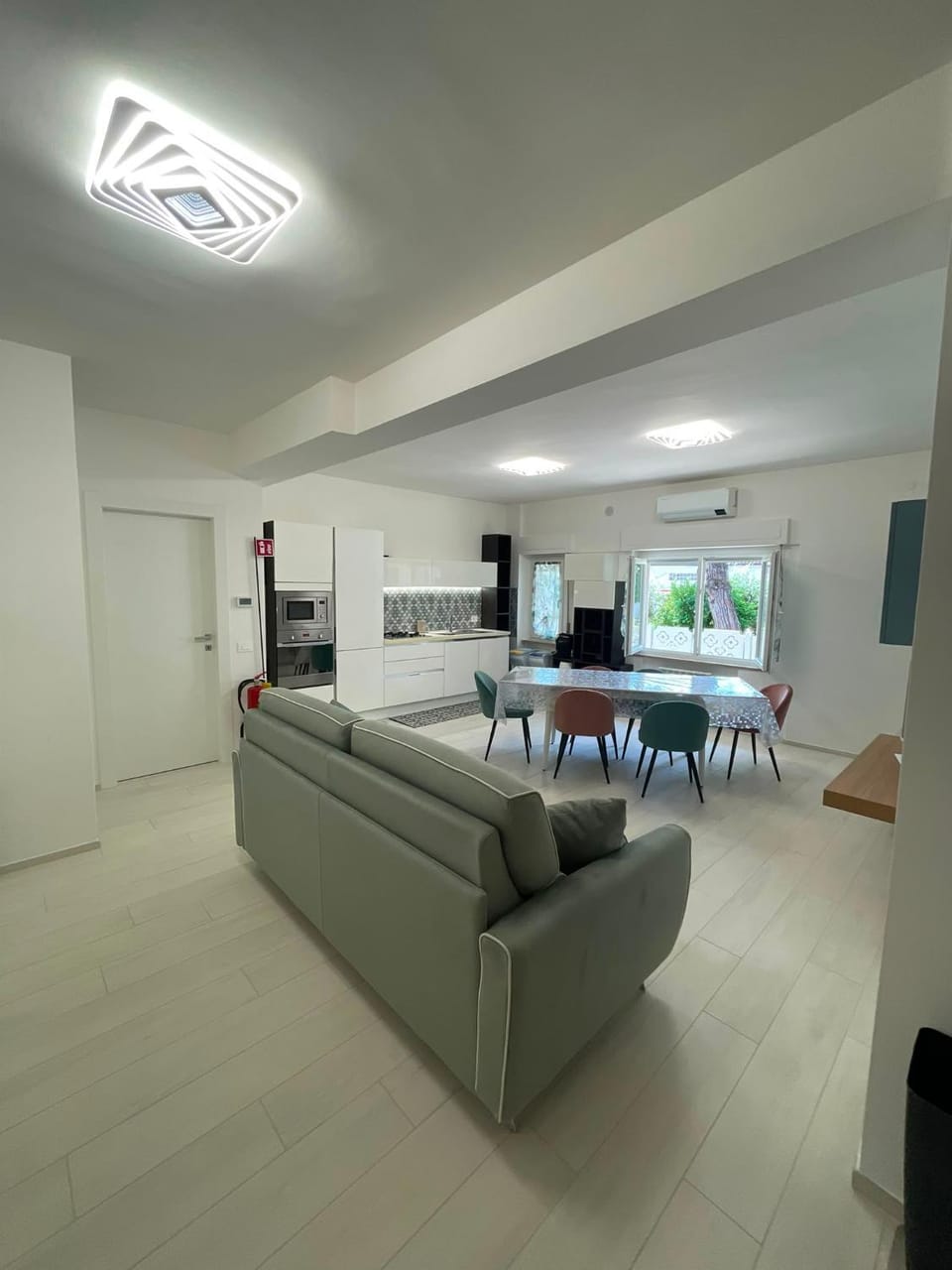 Kitchen or kitchenette, Living room, Seating area, Dining area, stove