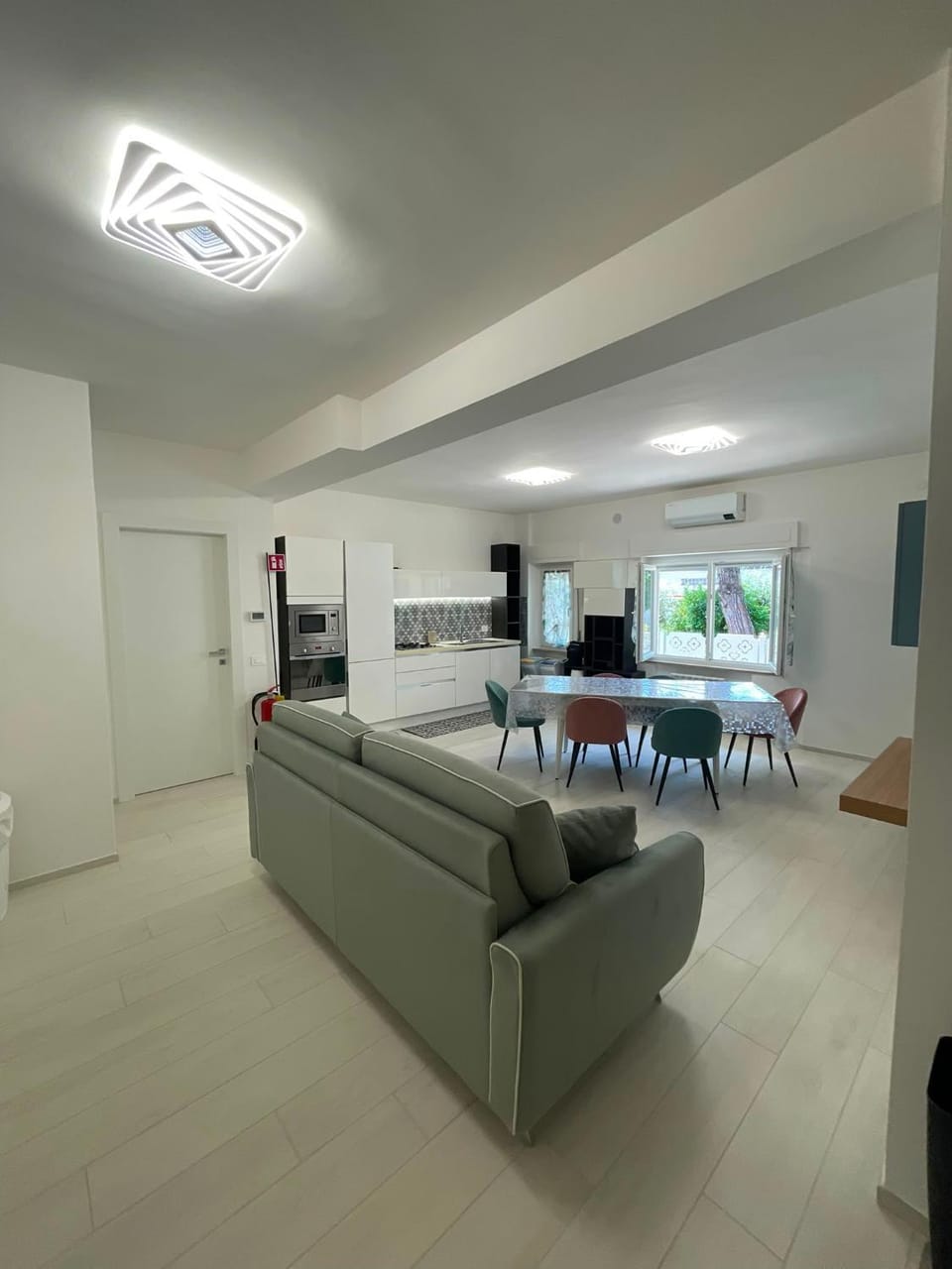 Kitchen or kitchenette, Living room, Seating area, Dining area