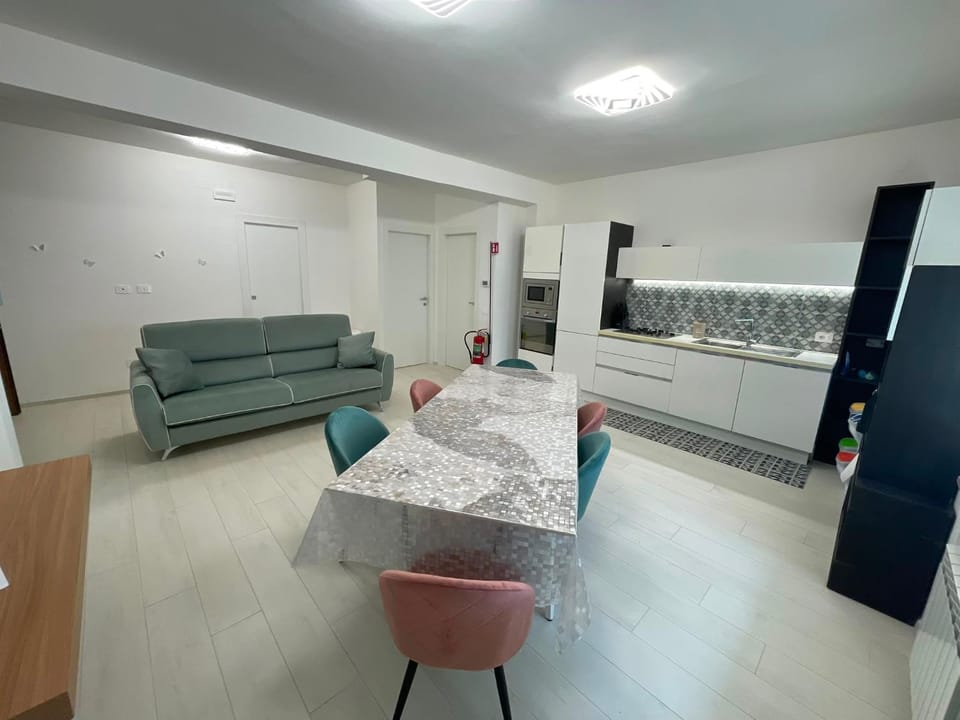 Kitchen or kitchenette, Living room, Seating area, Dining area