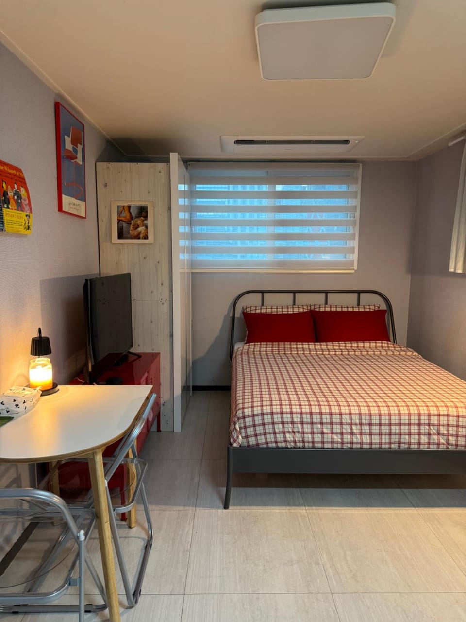 Bed, TV and multimedia, Living room, Photo of the whole room, Bedroom, air conditioner