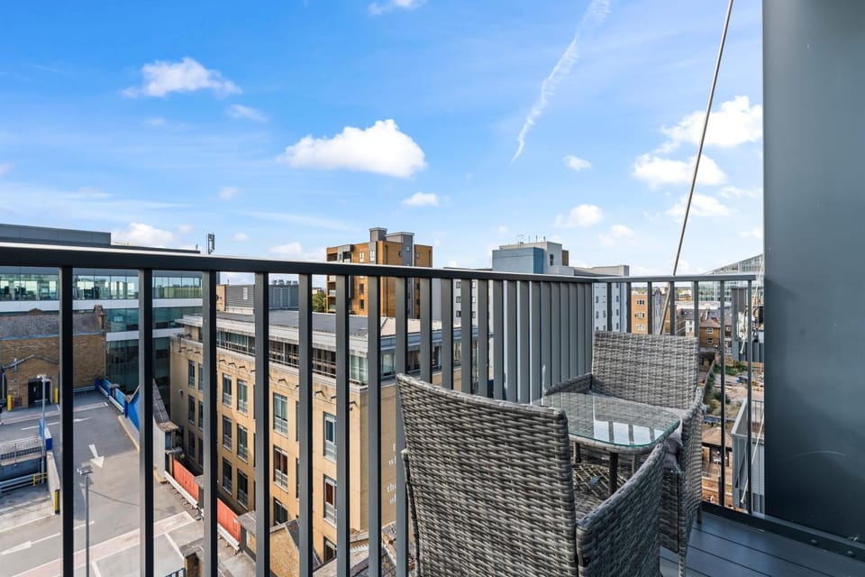 View (from property/room), Balcony/Terrace, City view
