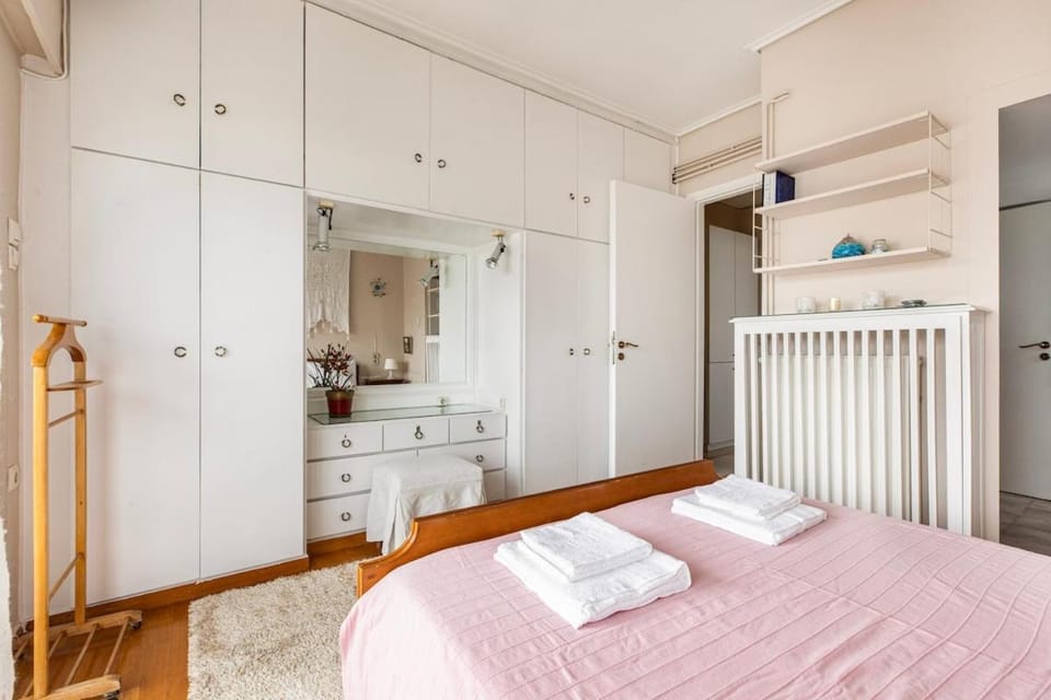 Bright 3 bedroom Apartment with Balcony, Glyfada Apartment in South Athens