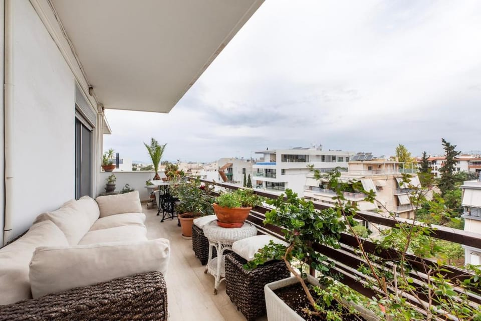 Bright 3 bedroom Apartment with Balcony, Glyfada Apartment in South Athens
