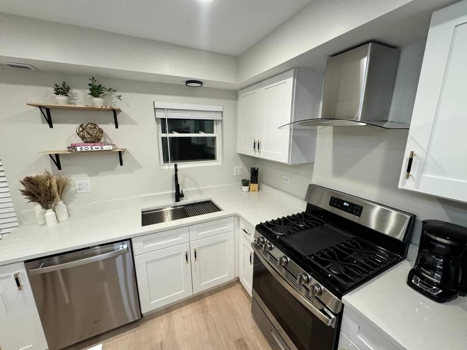 Bright & Spacious Duplex- Heart of Brookfield Apartment in Brookfield