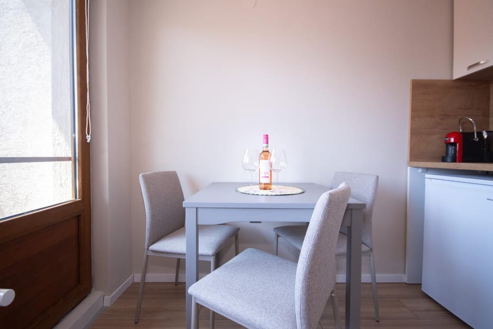 Kitchen or kitchenette, Dining area