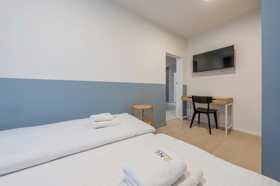 Bed, TV and multimedia, Photo of the whole room, Bedroom, towels