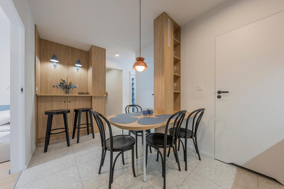 Kitchen or kitchenette, Dining area