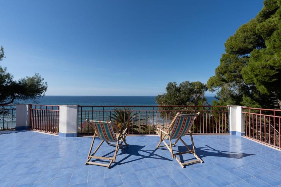 House with terrace and direct access to the beach Apartment in Castellabate