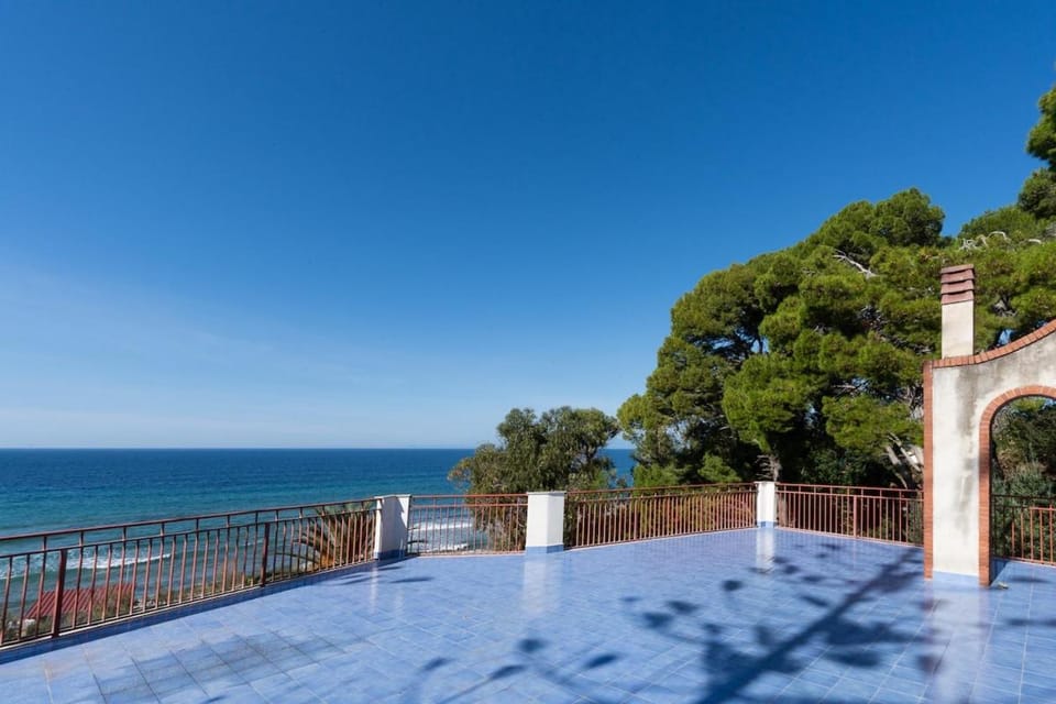 House with terrace and direct access to the beach Apartment in Castellabate