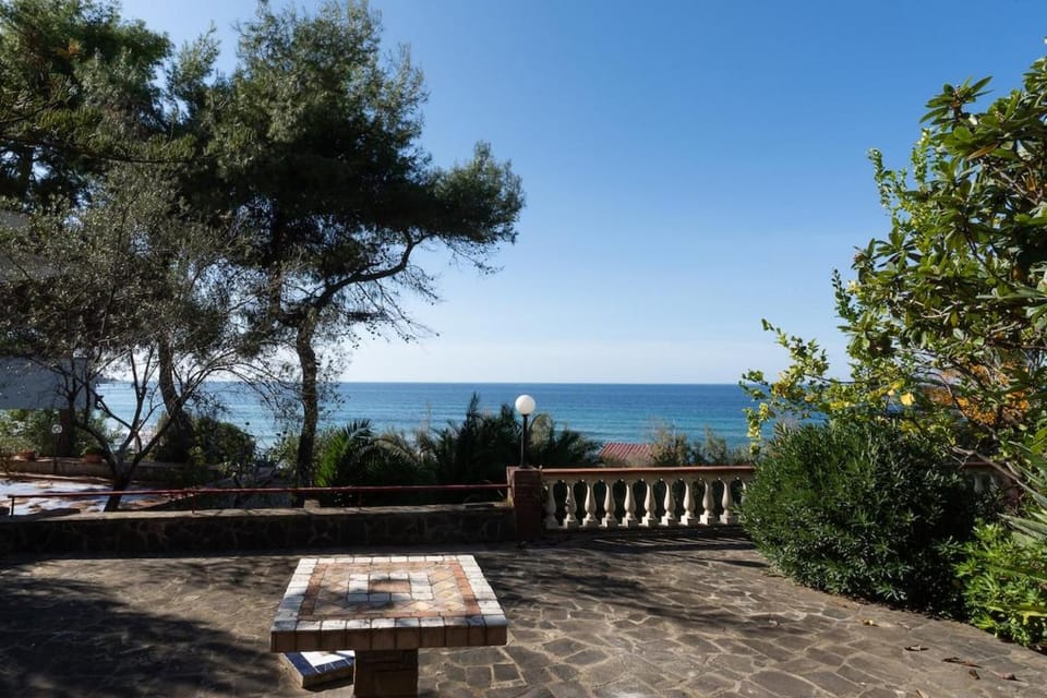 House with terrace and direct access to the beach Apartment in Castellabate
