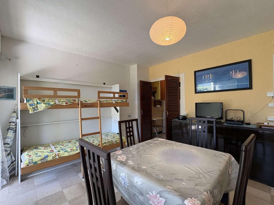 Seating area, bunk bed