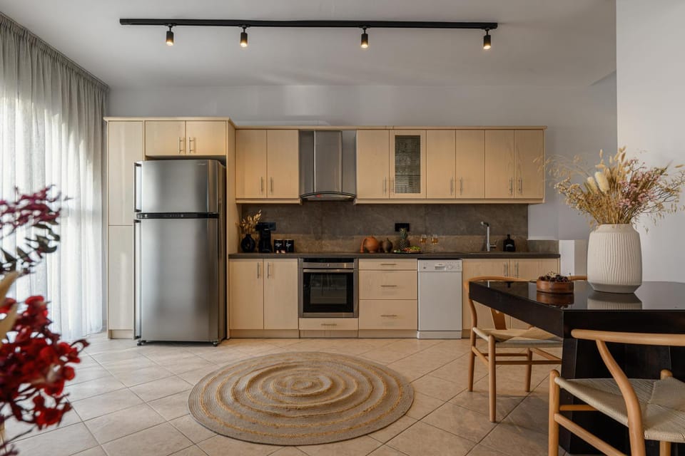 Kitchen or kitchenette, Dining area, dishwasher, oven