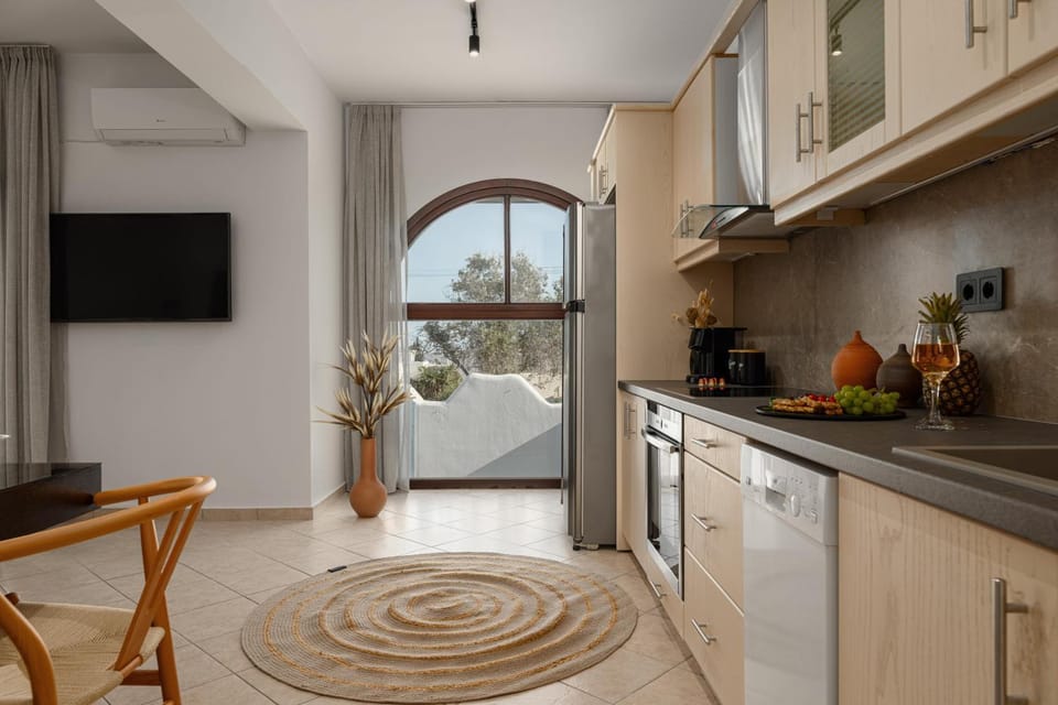 Kitchen or kitchenette, dishwasher, oven