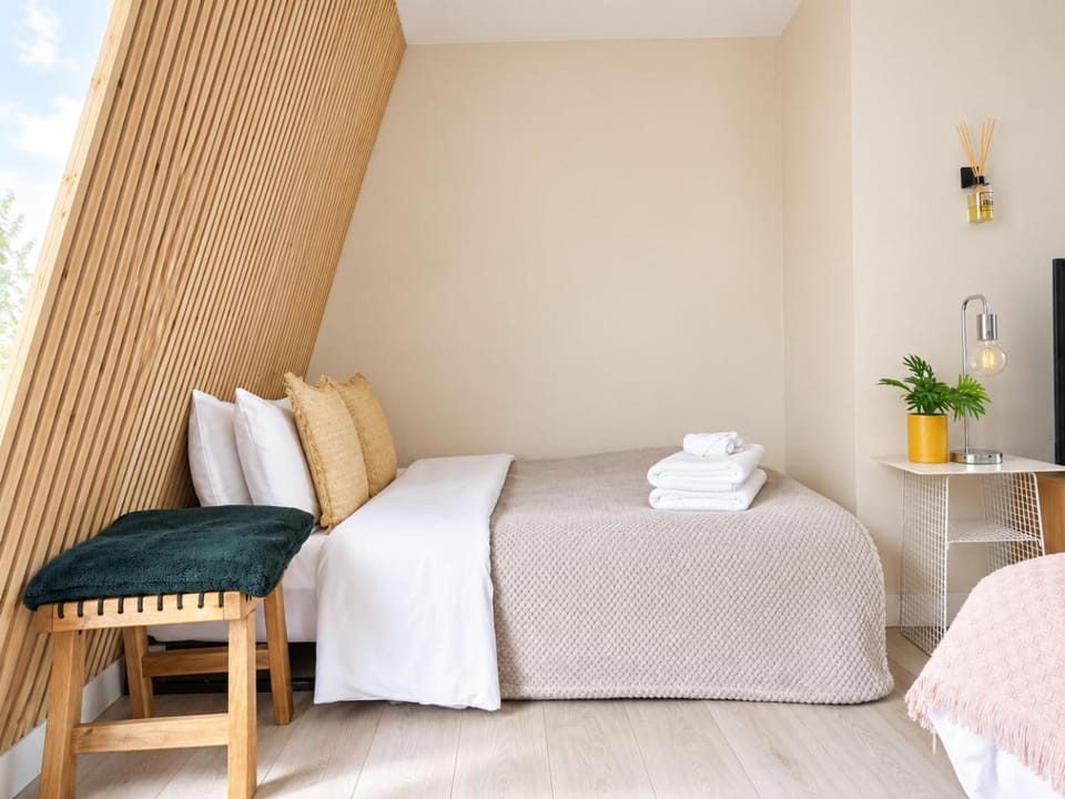 Bed, Photo of the whole room, Decorative detail, Bedroom, towels