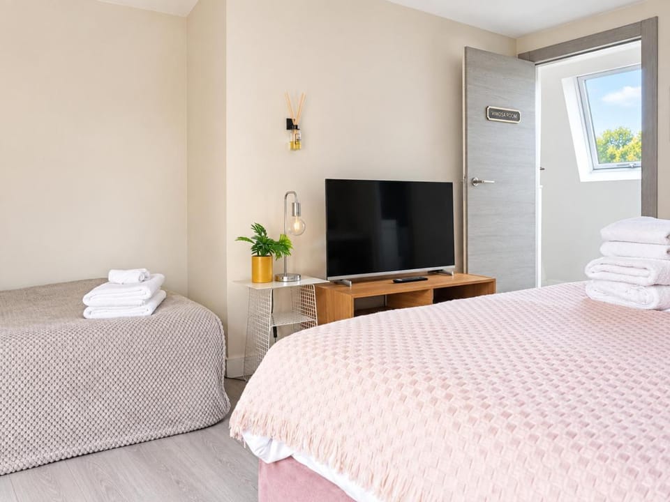 Bed, TV and multimedia, Photo of the whole room, Bedroom