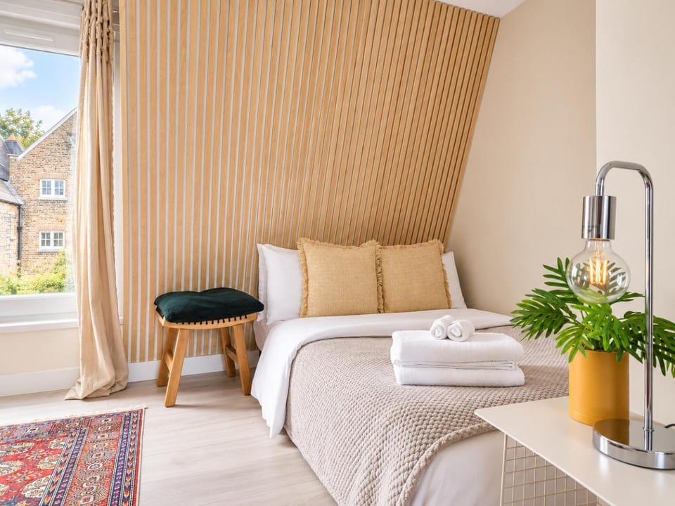 Bed, View (from property/room), Photo of the whole room, Decorative detail, Bedroom, towels