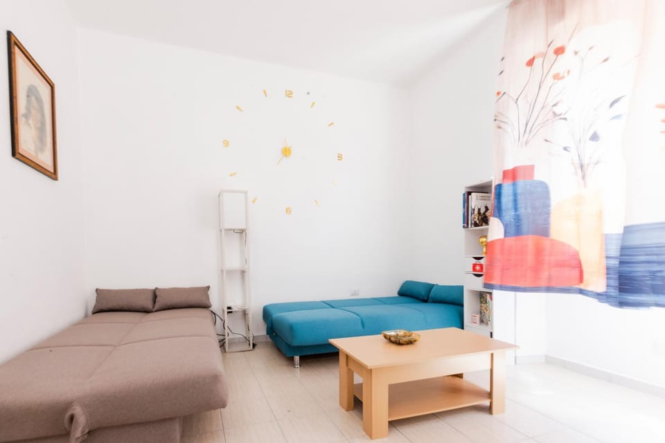 Bed, Living room, Photo of the whole room, Seating area