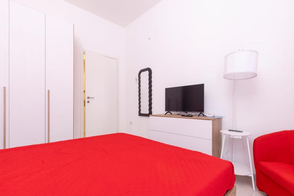 Bed, TV and multimedia, Photo of the whole room, Bedroom, wardrobe