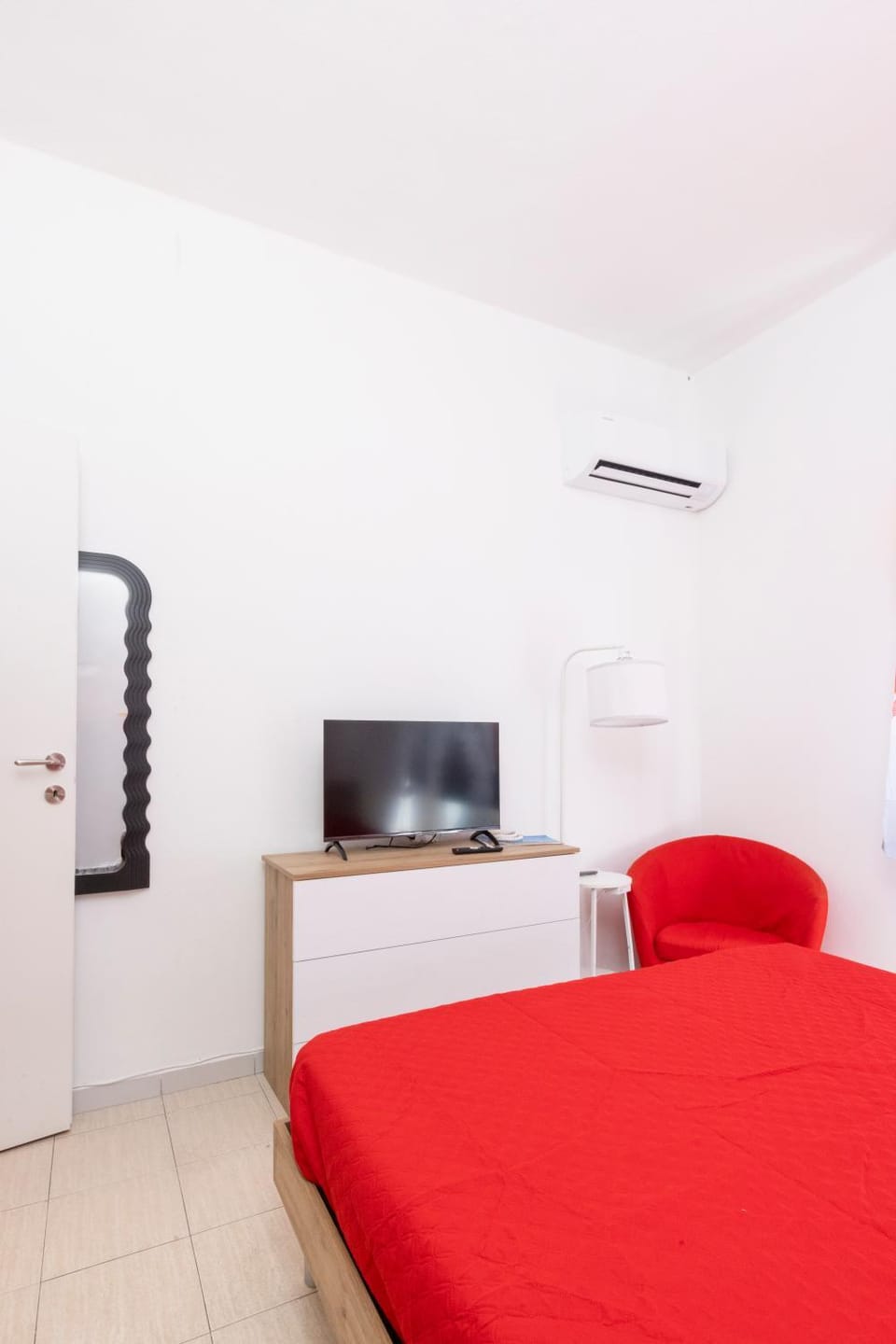 Bed, TV and multimedia, Photo of the whole room, Bedroom, air conditioner