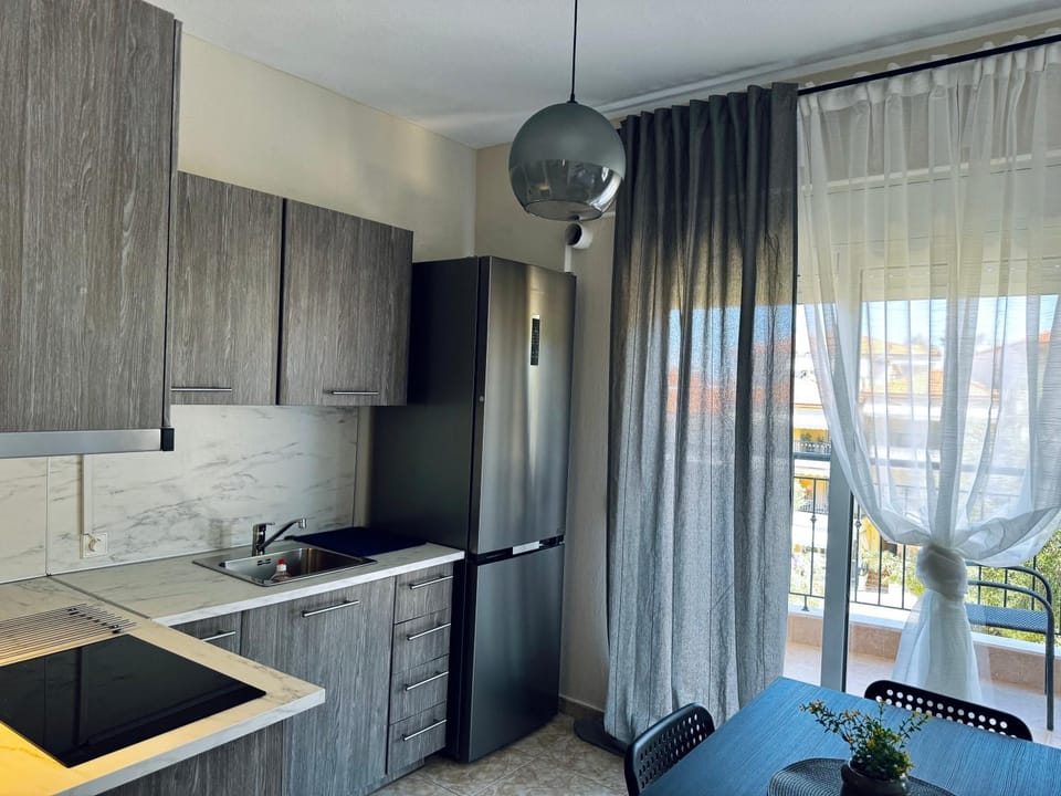 Kitchen or kitchenette, Dining area, minibar, stove
