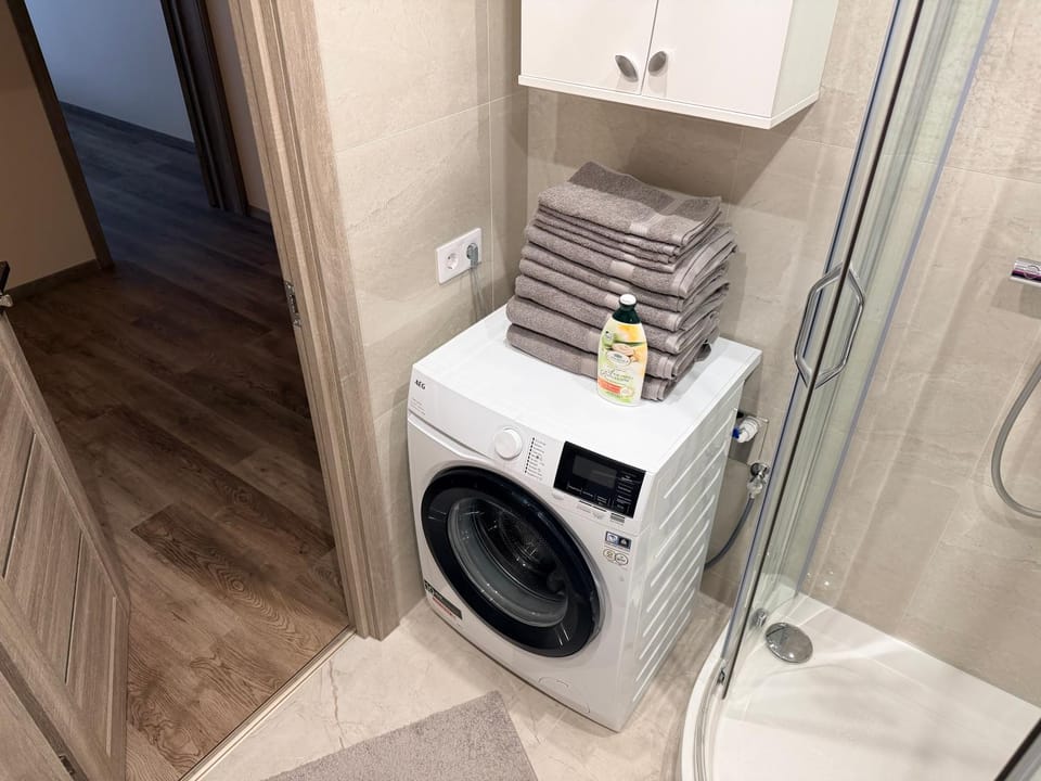 Shower, towels, washing machine