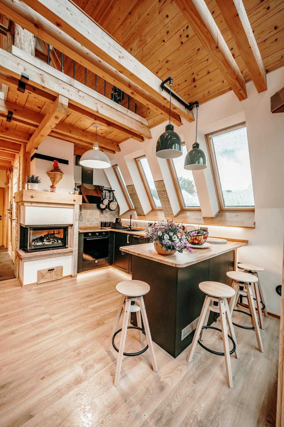 Kitchen or kitchenette, Dining area