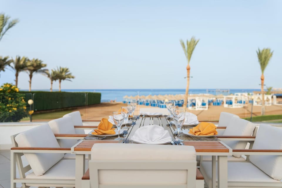 Day, Natural landscape, Seating area, Dining area, Beach, Sea view