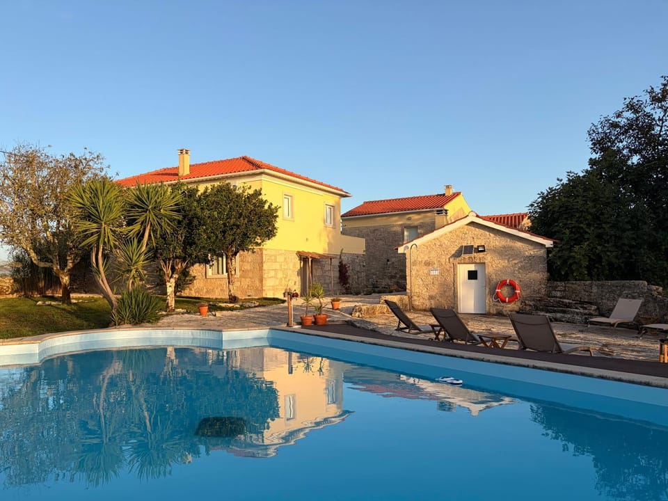 Property building, Day, Pool view, Swimming pool, sunbed