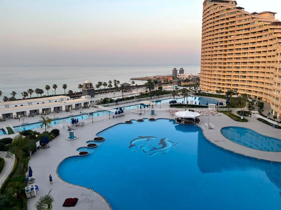 Property building, Nearby landmark, Day, Natural landscape, City view, Pool view, Sea view, Swimming pool, Swimming pool, sunbed