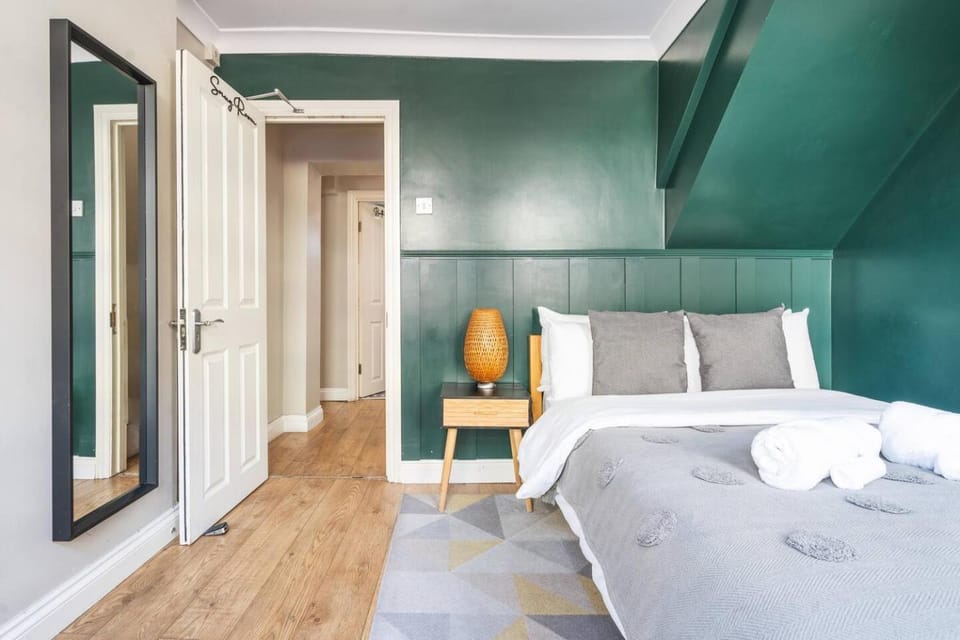 Sleek double room in zone 2. Tube Bethnal green Vacation rental in London Borough of Hackney