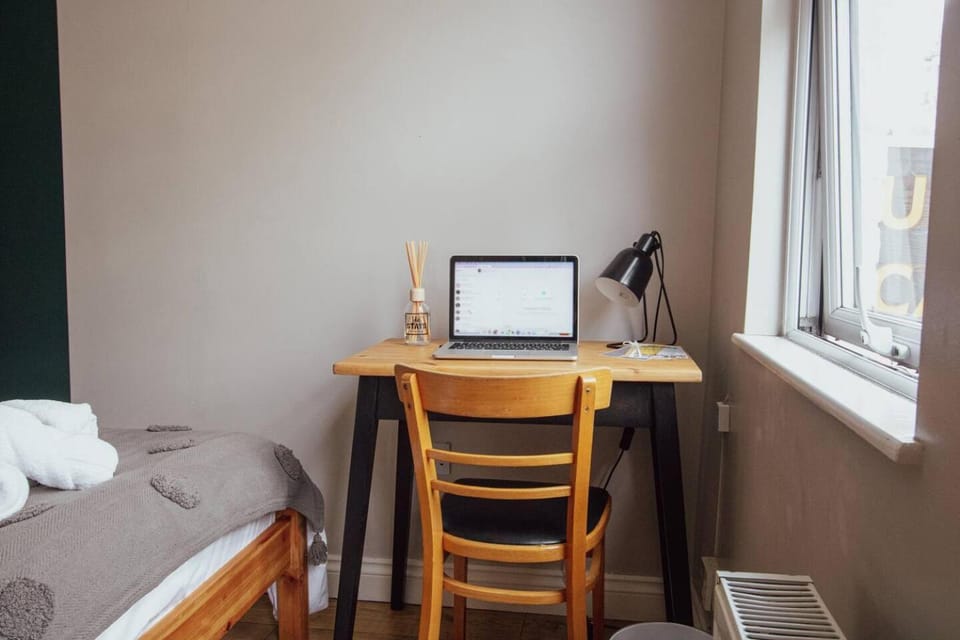 Sleek double room in zone 2. Tube Bethnal green Vacation rental in London Borough of Hackney