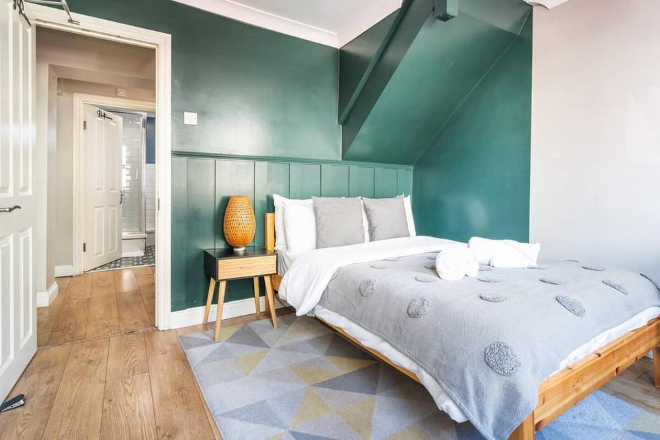 Sleek double room in zone 2. Tube Bethnal green Vacation rental in London Borough of Hackney