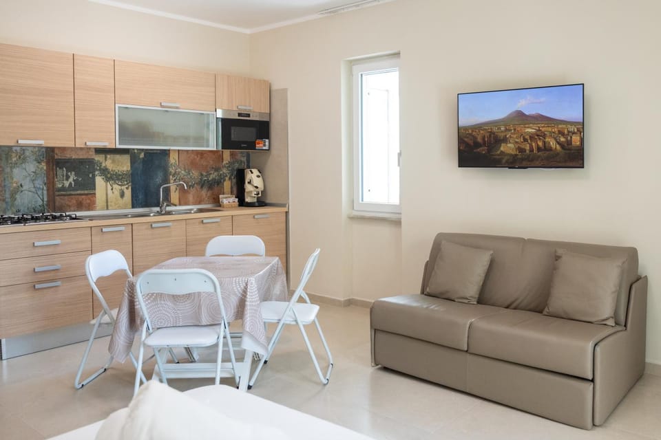Seating area, Dining area, kitchen