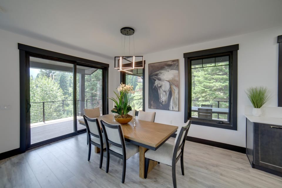 Brand-New Luxury Estate with Expansive Mtn Views! House in Valley County