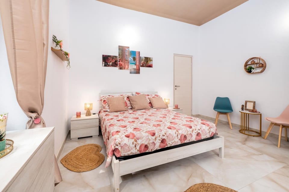 Bed, Photo of the whole room, Decorative detail, Bedroom, locker