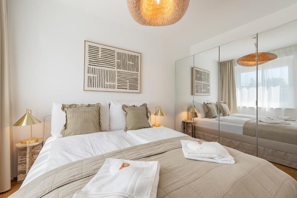 Bedroom, towels
