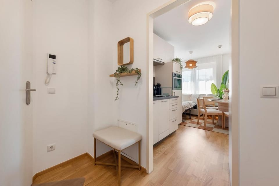 Cozy & Modern 1BR - 1 min to Metro & Train Station Apartment in Vienna