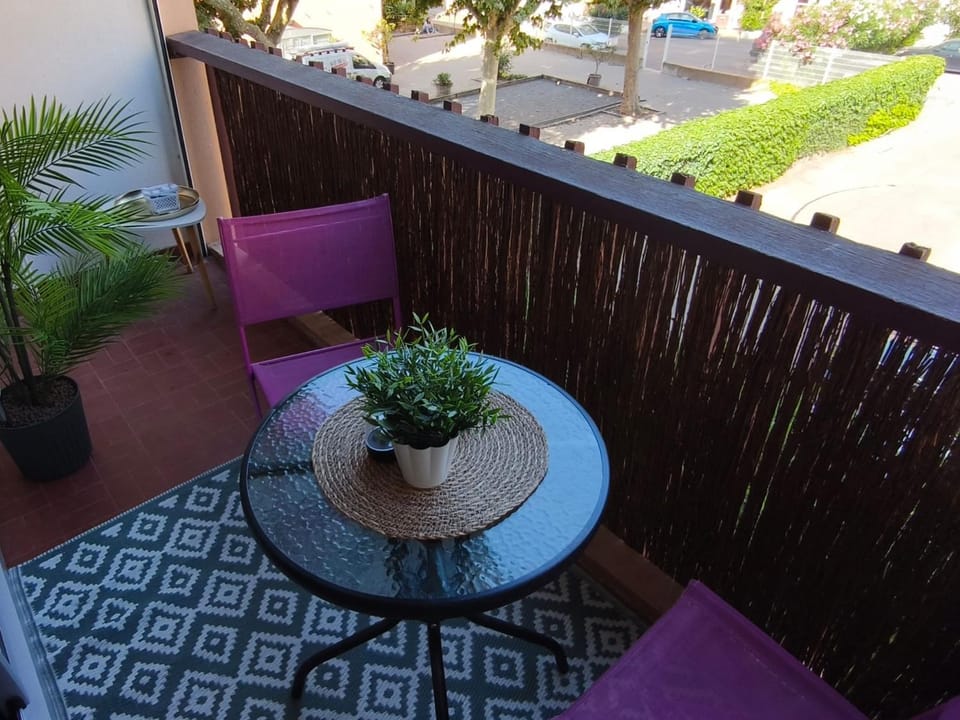 Patio, Day, Balcony/Terrace