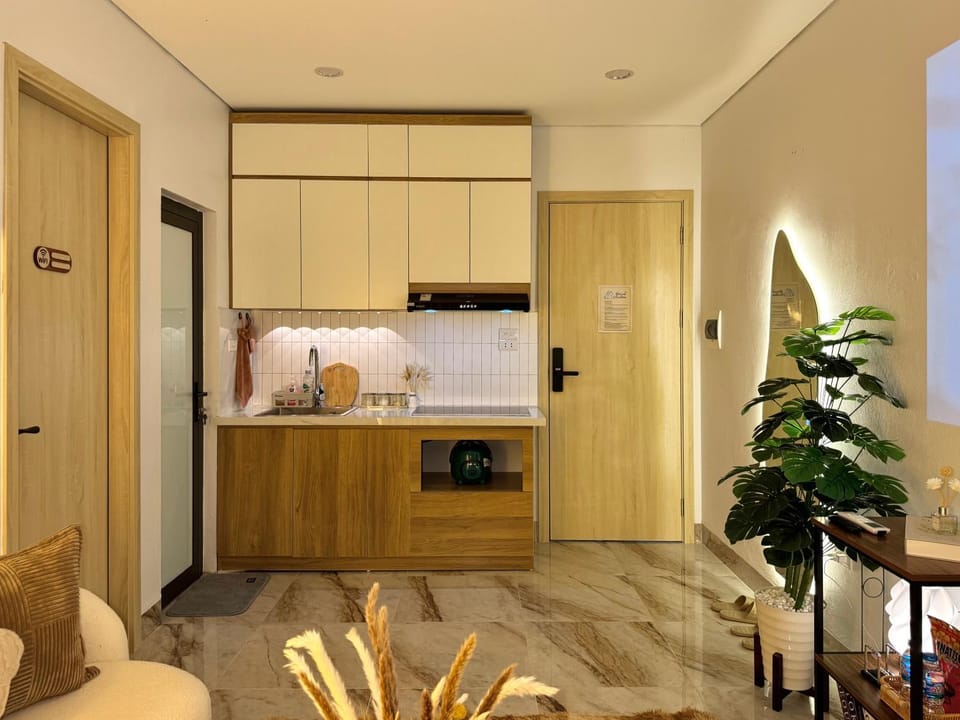 Kitchen or kitchenette, Dining area, stove