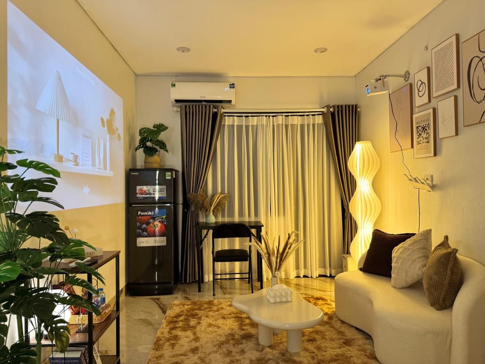 TV and multimedia, Living room, Seating area, air conditioner