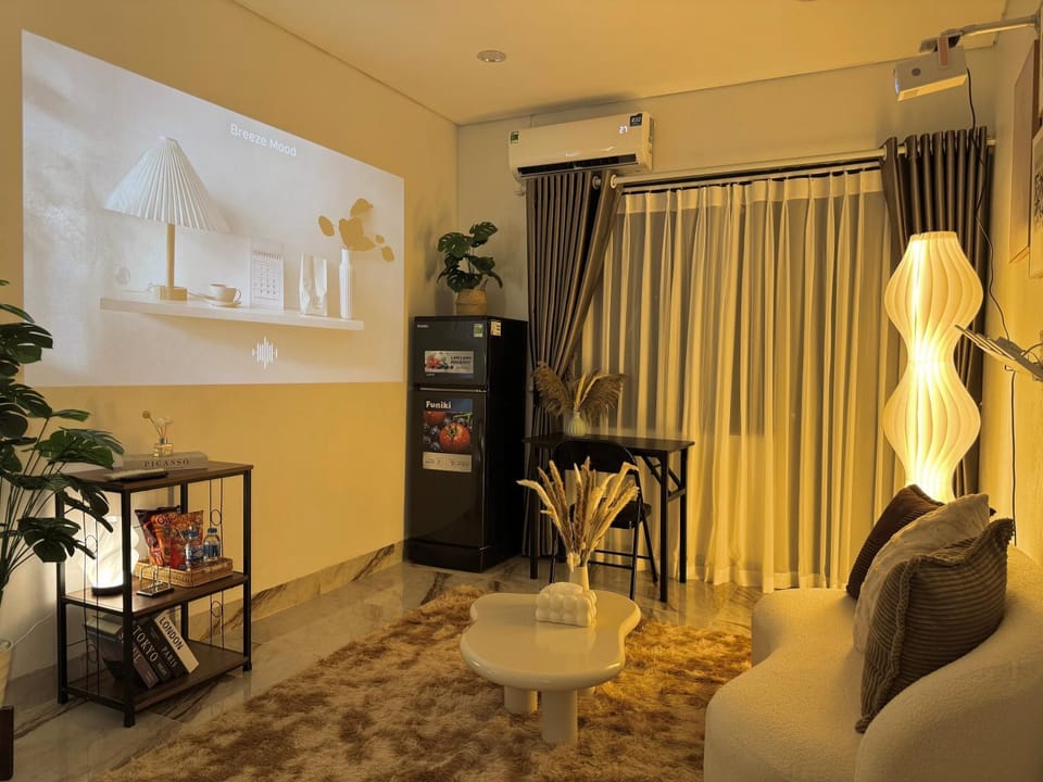 TV and multimedia, Living room, Seating area, Evening entertainment, air conditioner