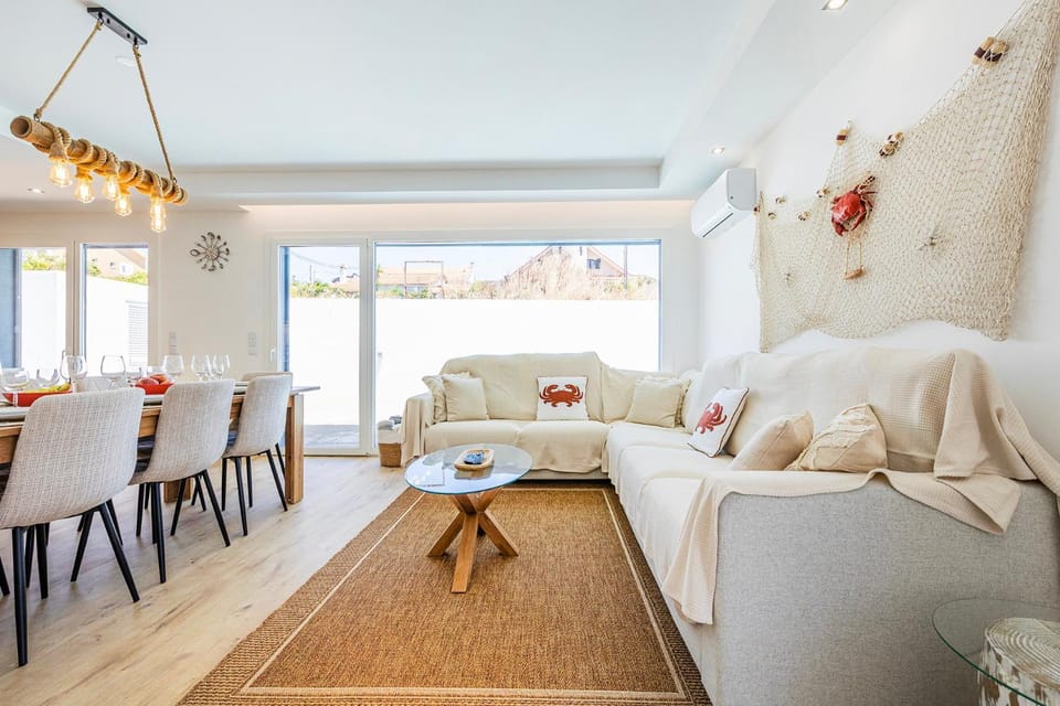 TV and multimedia, Living room, Seating area, Dining area, internet, air conditioner