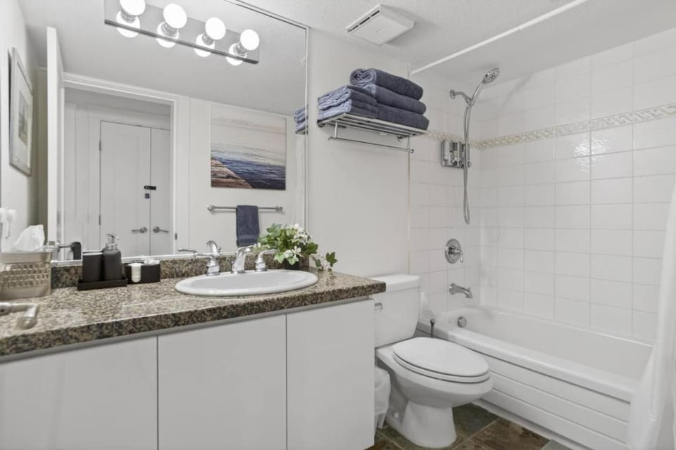 Shower, Toilet, Bathroom, Bath, towels