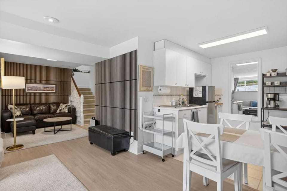 Kitchen or kitchenette, Seating area, Dining area