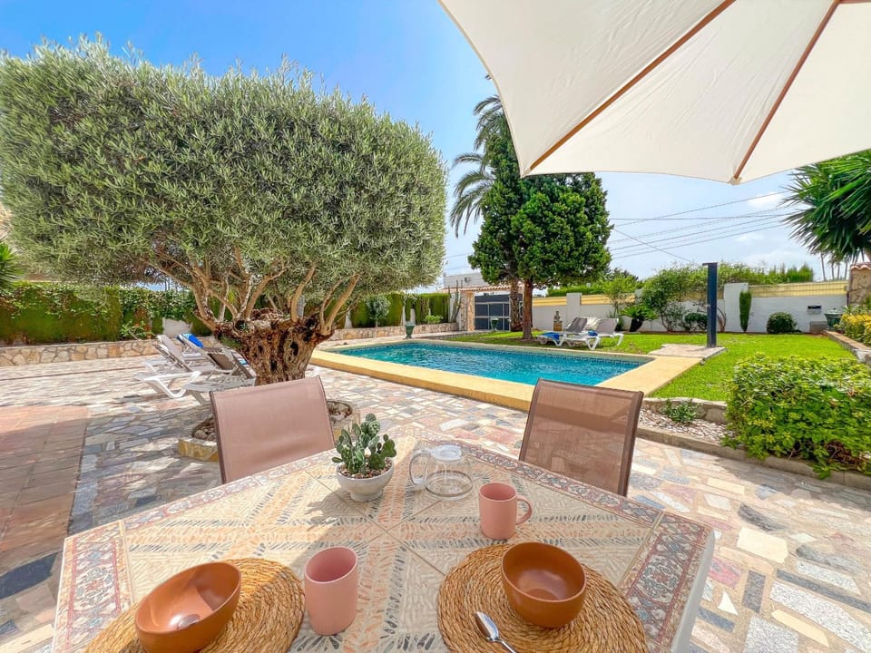 Patio, Garden, Dining area, Garden view, Pool view, Swimming pool, sunbed