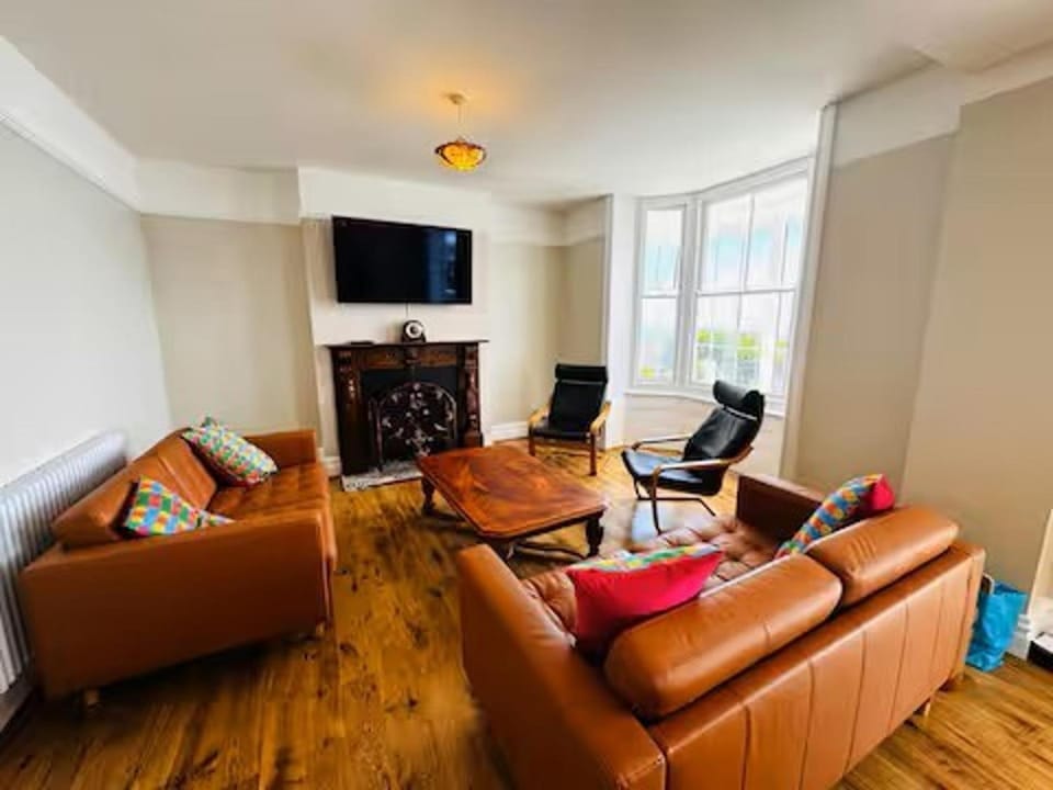 Communal lounge/ TV room, TV and multimedia, Living room, Seating area, Evening entertainment
