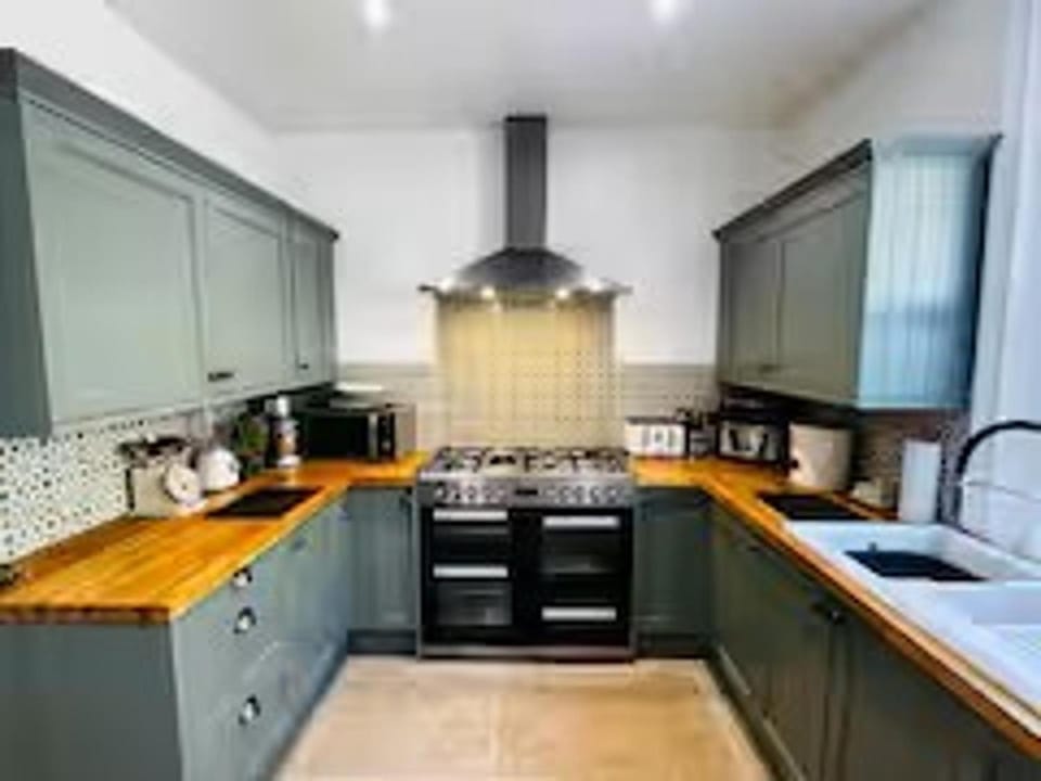 Kitchen or kitchenette, dishwasher, minibar, oven, stove